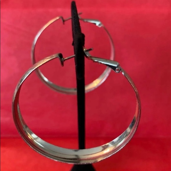 2 pairs Large textured hoop earrings - Picture 5 of 9